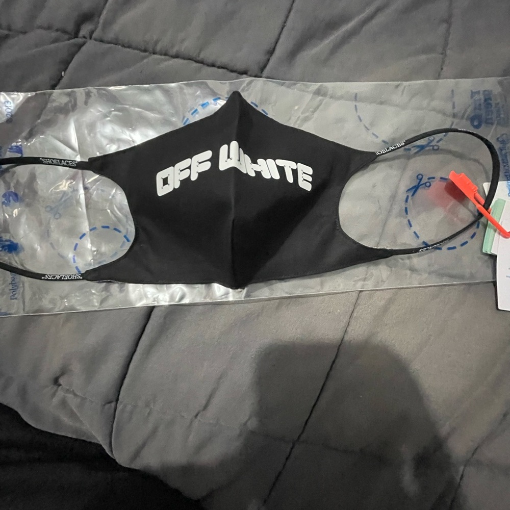 Off-white Arrows Font Simple Mask